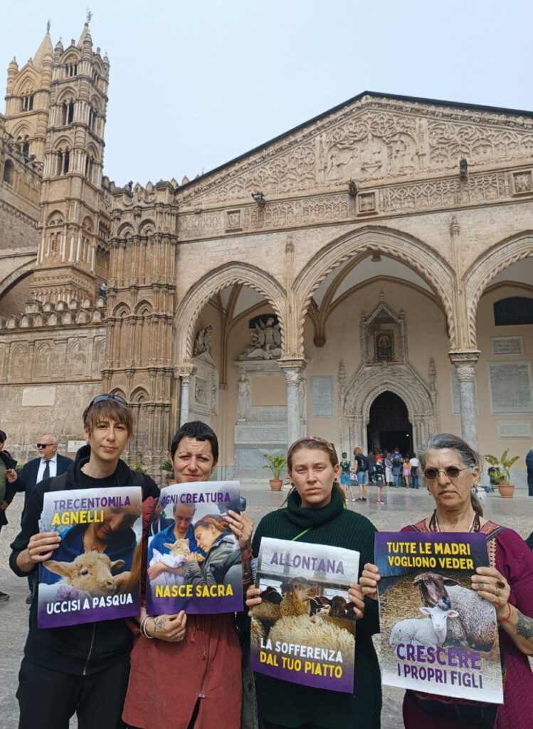 Attiviste di Ribellione Animale davanti alla Cattedrale di Palermo